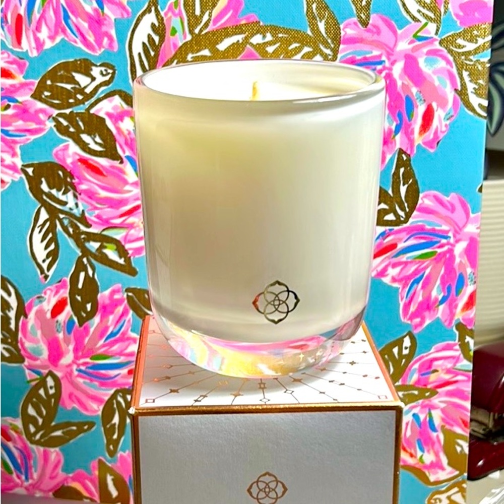 Kendra Scott large scented candle new inbox